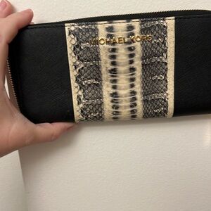 Michael Kors Zip wallet